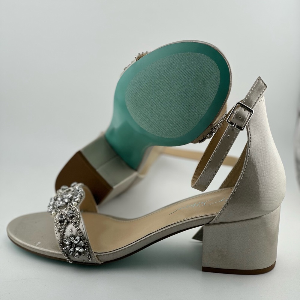 Betsey Johnson Women's Sb-Mel Heeled Sandal 9 Wide
